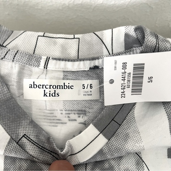 Abercrombie Kids NWT Bundle (2) Size (5-6) Boys T-Shirts Newspaper Print/Plain - Picture 4 of 6